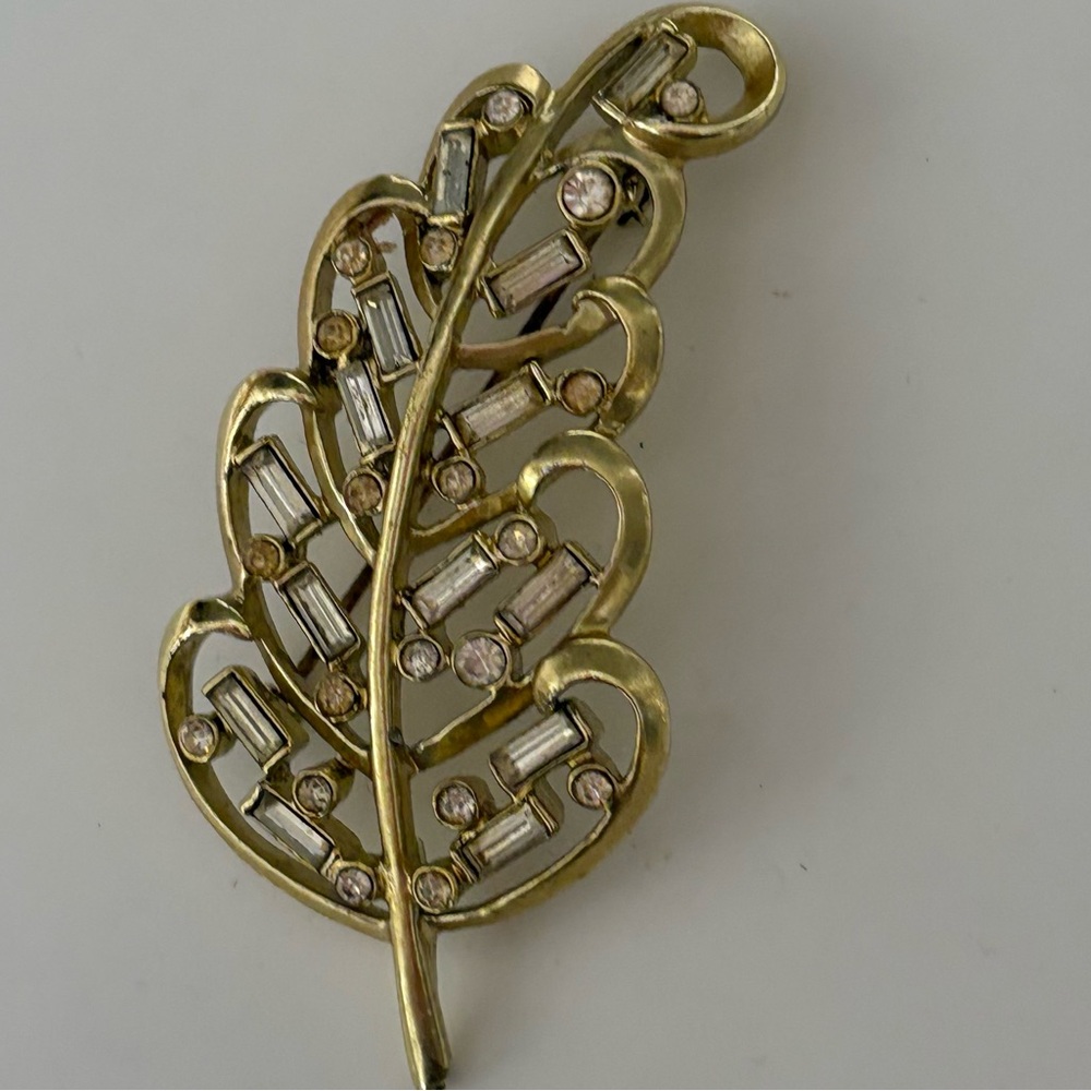 Vintage signed Elegant Gold tone Leaf Brooch with Crystals